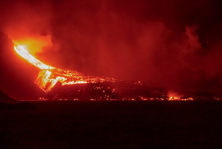 El flujo de lava producido por el volcán Cumbre Vieja cae al Océano Atlántico en la playa de Los Girres en Tazacorte en la isla canaria de La Palma a principios del 30 de septiembre de 2021. FOTO / AFP