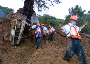 Deslave de cerro deja un muerto y 10 desaparecidos en el centro de México