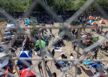 Unos 10,000 migrantes, muchos de Haití, acampan bajo un puente en la frontera sur de EE. UU.