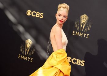 Estrellas de la TV llevan el glamour a la alfombra roja de los Emmys
