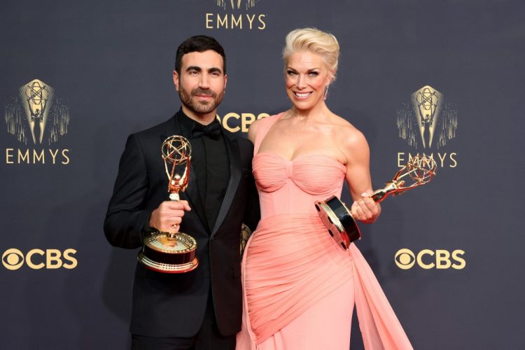 (De izquierda a derecha) Brett Goldstein, ganador del premio Mejor actor secundario en una serie de comedia por "Ted Lasso", y Hannah Waddingham, ganadora del premio Mejor actriz de reparto en una serie de comedia por "Ted Lasso" , 'Posan en la sala de prensa durante la 73a edición de los Primetime Emmy Awards en LA LIVE el 19 de septiembre de 2021 en Los Ángeles, California. FOTO / AFP