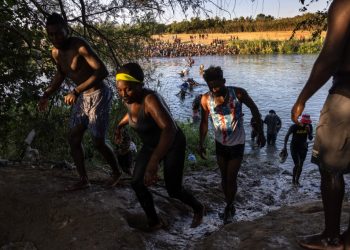 Haitianos denuncian deportación de la frontera entre Texas y México