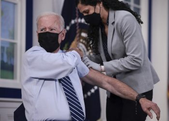 Biden recibió la tercera dosis de la vacuna contra el covid