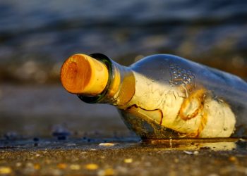 Aparece en Hawái mensaje en una botella lanzado en Japón hace 37 años