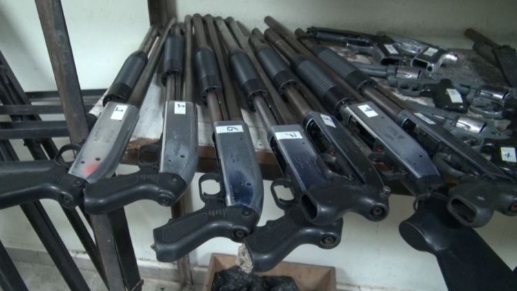 Según datos policiales de 2018 al 2021 han sido decomisados 2,504 revólveres, 1,524 escopetas y 1,496 fusiles. Foto PNC.