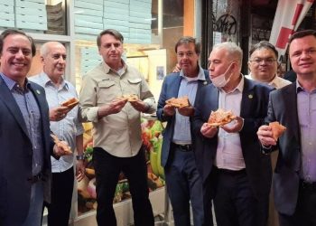 Sin estar vacunado contra la COVID-19, Bolsonaro come una pizza en la calle en Nueva York