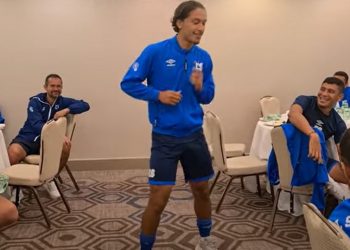 Enrico Dueñas bailó al ritmo de Los Hermanos Flores en su ritual de debutante