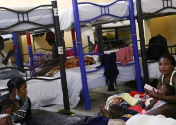México desaloja migrantes en puente internacional fronterizo con EE. UU.