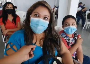 El presidente Bukele «es el primero que se ha preocupado por la salud de los salvadoreños»: Josselyn Hernández asiste a vacunarse junto a su hijo