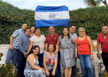 Salvadoreña en Chile: «Estamos contentos, somos muchos los que estamos fuera, le damos gracias al presidente [Nayib Bukele] por el voto»