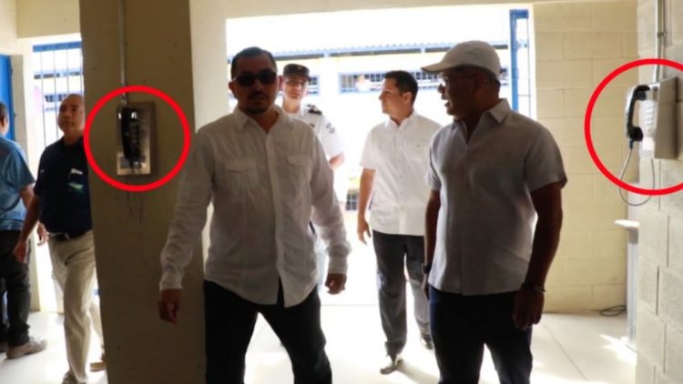El exministro de Justicia, Mauricio Ramírez Landaverde, y exdirector de Centros Penales, Marco Tulio Lima, ni se inmutan al ver los teléfonos de donde los criminales hacían llamadas. Foto compartida por Osiris Luna.