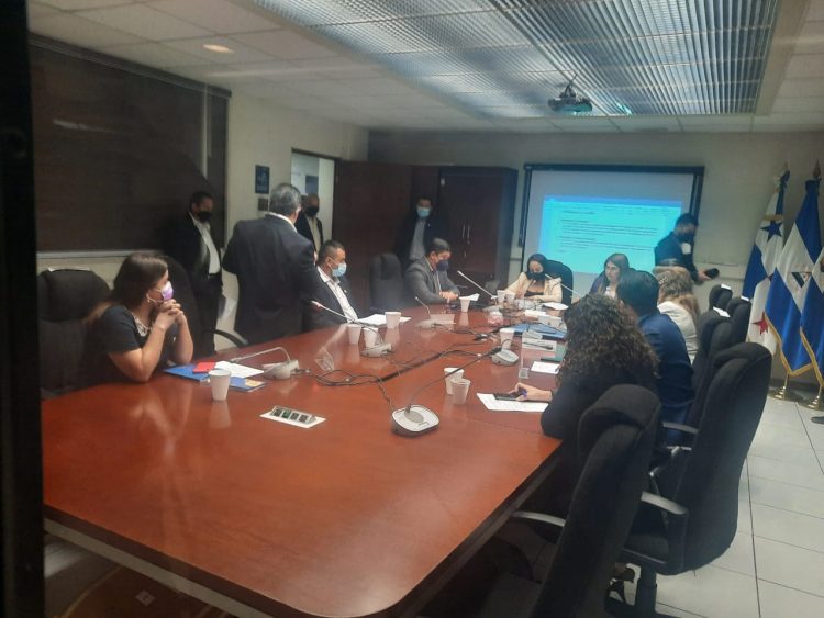 El jefe de fracción de ARENA, René Portillo Cuadra abandonó la reunión de la comisión. Foto/Amadeo Cabrera.