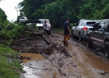 Corriente arrastra camión que transportaba gas propano en Chirilagua
