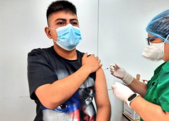 La tercera dosis de la vacuna podría empezar a aplicarse antes de finalizar el año en El Salvador