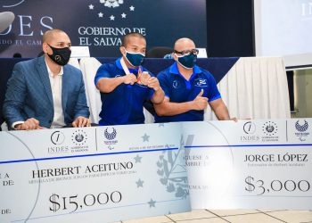 INDES entrega premio a Herbert Aceituno