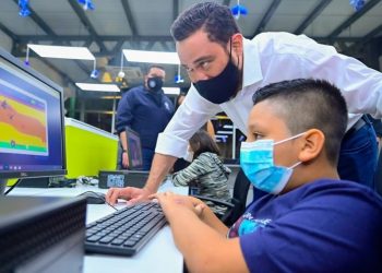 Alcaldía de San Salvador presenta renovación del centro de cómputo del CUBO de la colonia Iberia