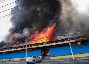 Impactantes imágenes del incendio en el mercado San Miguelito