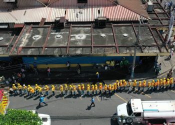 Privados de libertad apoyan con trabajos de limpieza y remoción de escombros tras incendio en mercado San Miguelito