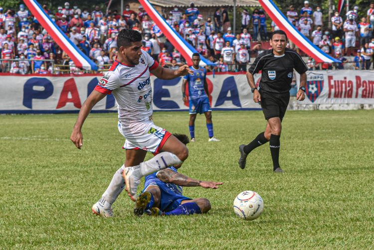 Bien disputado fue el partido entre Firpo y Metapán. Foto Firpo