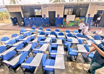 Entregan pupitres a centro escolar en Sacacoyo