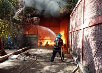 Bomberos controla incendio en bodega de taxis en San Miguel