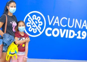 Menores de edad asisten junto a sus padres a primera jornada dominical de vacunación contra la COVID-19