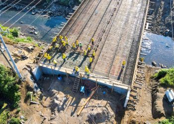 Ministro de Obras Públicas supervisa construcción de puente en río Colón