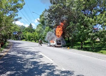 Bomberos controla incendio en vehículo en carretera a Comalapa