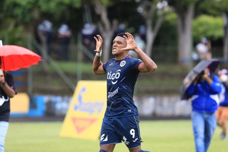 De la mano de Luis Peralta, el FAS derrotó 1-3 al 11 Deportivo. Foto: René Estrada.