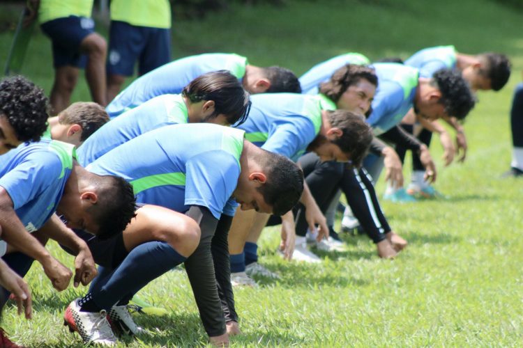 Los jugadores y cuerpo técnico de FAS reclaman la falta de cumplimiento de pago de salario. Foto: FAS.