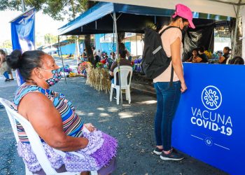 Vendedores y familias acuden a la jornada de vacunación móvil en el mercado San Miguelito