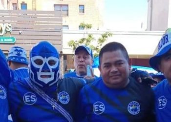 Bichos Unidos Los Ángeles llevó el Torito pinto y el Carbonero al desfile salvadoreño