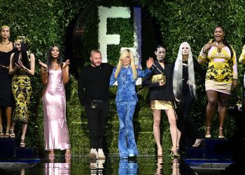 Versace y Fendi juntos en la Fashionweek de Milán, donde regresó la minifalda