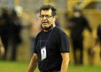 Hugo Pérez, técnico de la Selecta: «No voy a entrar en pánico solo porque no ganamos los primeros dos partidos»