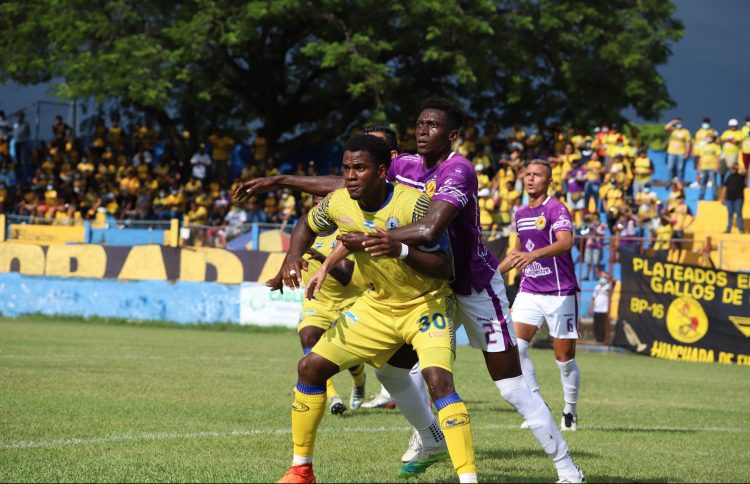 Acciones del juego entre Limeño y Platense en Santa Rosa de Lima. Cortesia Ángel Hernández