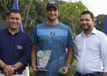 Alcalde de Sonsonate entrega reconocimiento a tenista Marcelo Arévalo por su subcampeonato en el US Open