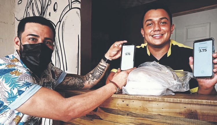 Alejandro Martínez comenzó a cobrar en bitcóin en su negocio, en Apopa, desde 2019. Foto / Diario El Salvador.