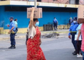 Gobierno envía ayuda a los afectados por incendio que destruyó 500 locales en el mercado San Miguelito