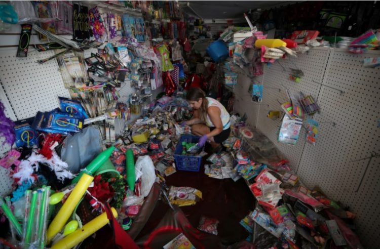 Cientos de personas perdieron sus pertenencias en las inundaciones. Foto: VOA.
