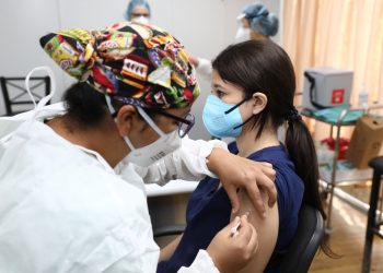 Países con menos vacunación se recuperan más lento