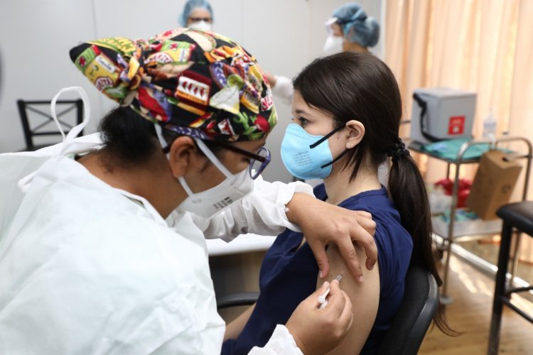 En El Salvador, más de 3.2 millones de personas han recibido sus dos dosis de la vacuna anti COVID-19./Foto: Diario El Salvador.