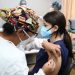 Países con menos vacunación se recuperan más lento