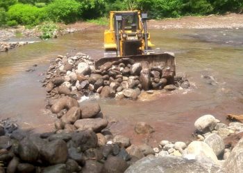 MOP realiza limpieza para prevenir desbordamientos e inundaciones