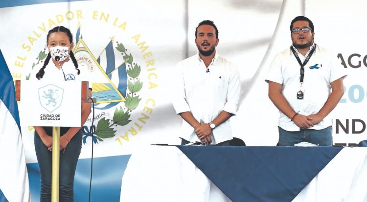 El alcalde de Zaragoza, César Godoy, presidió los actos culturales al inaugurar el mes cívico, en la Plaza las Banderas.