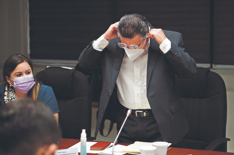 René Portillo Cuadra, diputado de ARENA, abandonó la sesión. Luego Dina Argueta, del FMLN, hizo lo mismo.