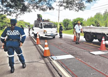La PNC y el VMT verifican transporte de carga en Usulután