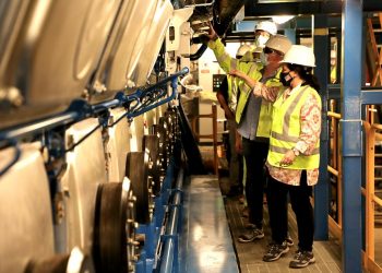 Jean Manes visitó el proyecto de construcción de planta de gas natural en Acajutla