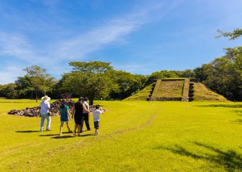 El Salvador explora convertirse en un multidestino