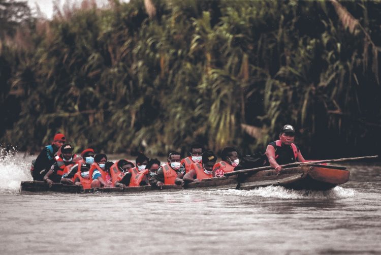 El tapón del Darién es una de las rutas migrantes más peligrosas del mundo. Hay 
que hacer una travesía de al menos cuatro días a pie y en bote por la selva.  Foto AFP.