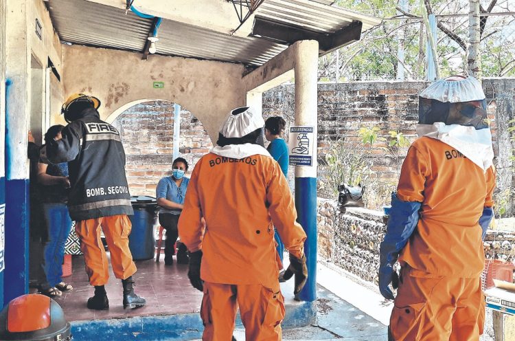 Atienden el llamado. Los elementos del Cuerpo de Bomberos asisten a la población ante 
cualquier emergencia que lo requiera. Foto Diario El Salvador.